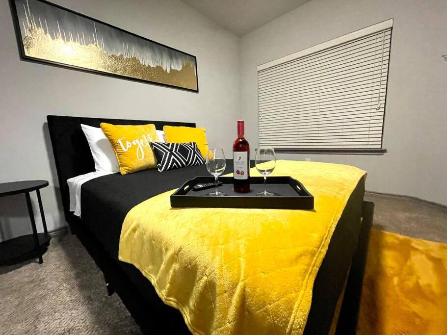 1 Br/2Bd Luxury Suite/Near Dwntown/Pool/Cozy