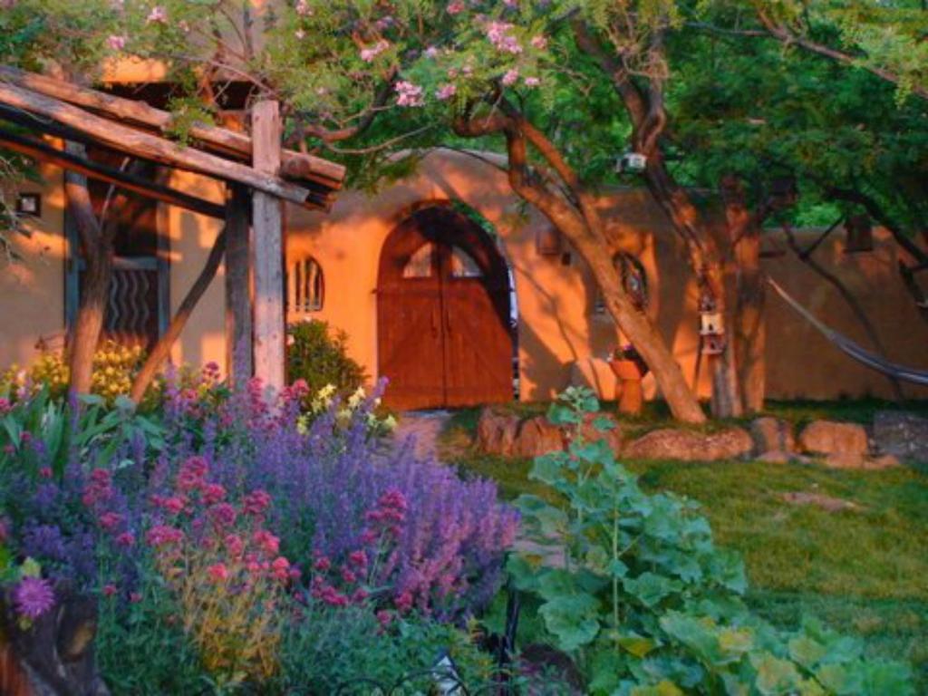 Old Taos Guesthouse B&B (Taos)