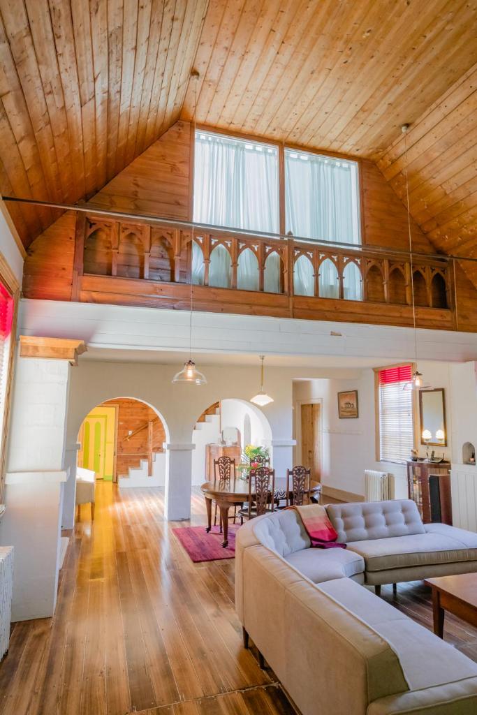 Abbey on Main - Unique heritage listed property overlooking the Huon River (Franklin)