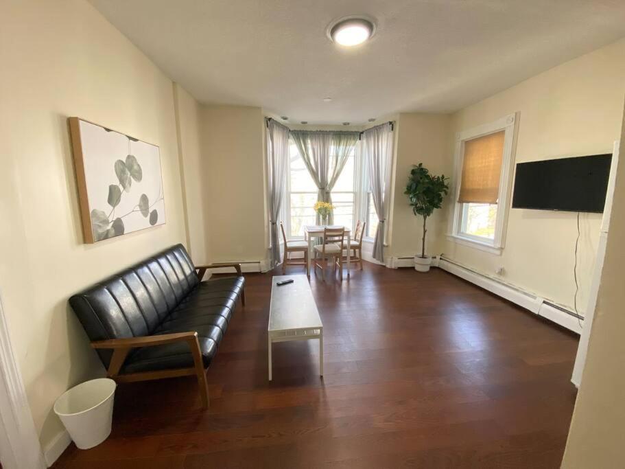 Lovely one bed apt near Whole Foods
