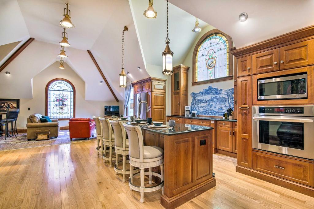 Historic Guest House on Castle Kimble Estate! (Manhattan)