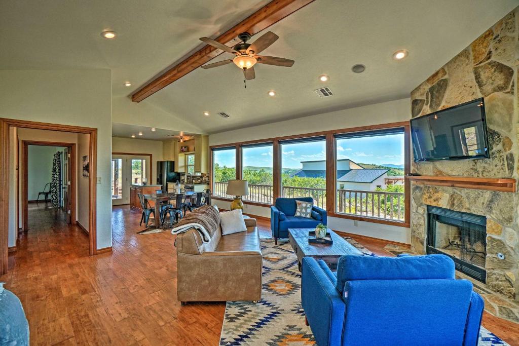 Updated Cabin with 360-Degree Mtn View 1 Mi to Lake (Medicine Park)