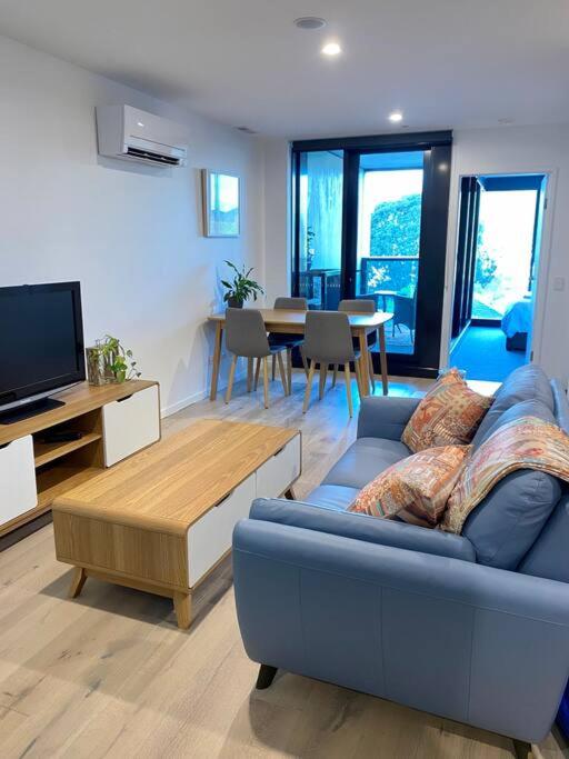 Central Canberra City apartment with study and full amenities.