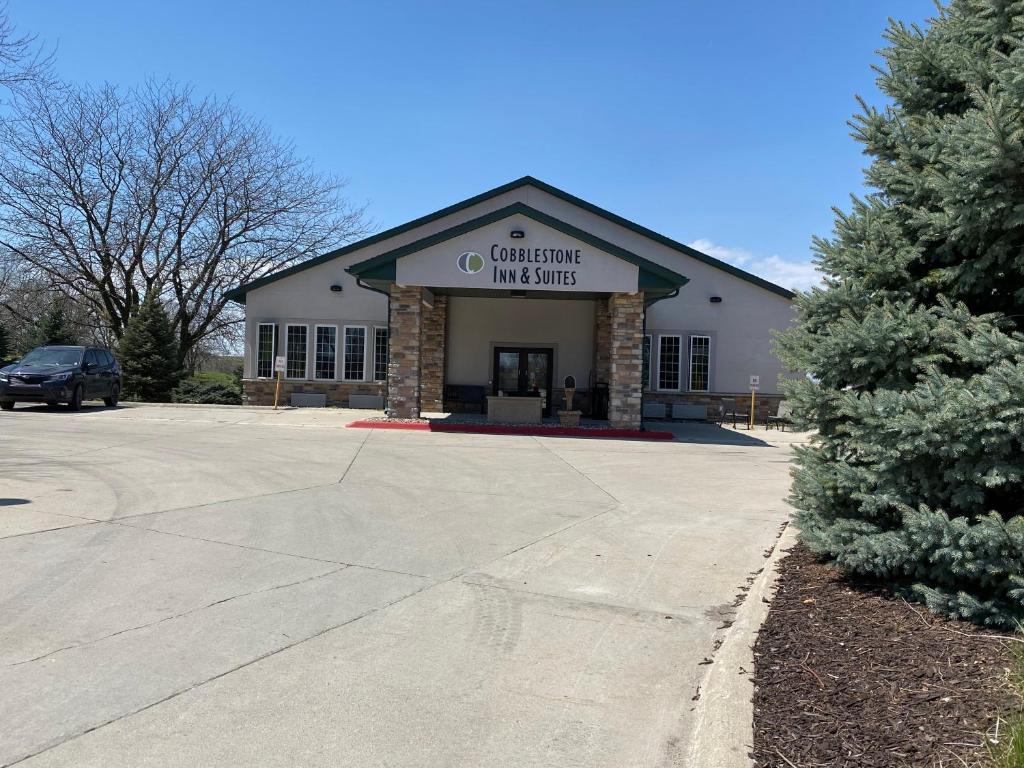 Cobblestone Inn & Suites - Denison | Majestic Hills (Denison)