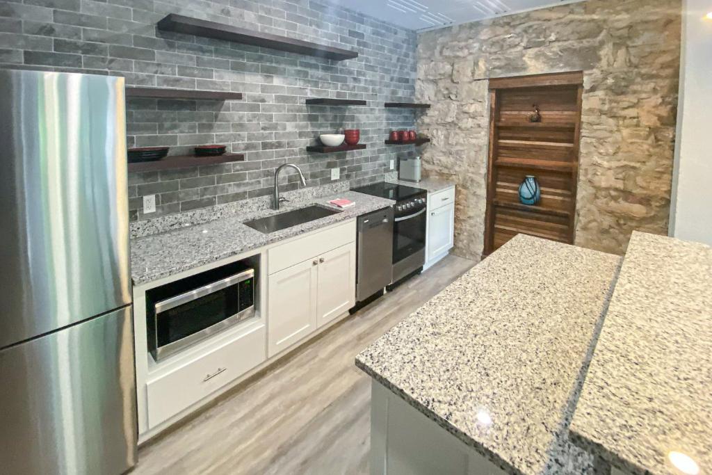 151 Spring - Suite C