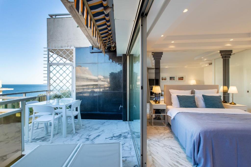 ROYAL PROMENADE Pool terrace with sea view
