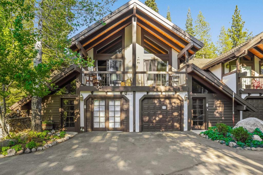 Marillac by AvantStay Gorgeous Ski Cabin w Balcony Patio (Olympic Valley)