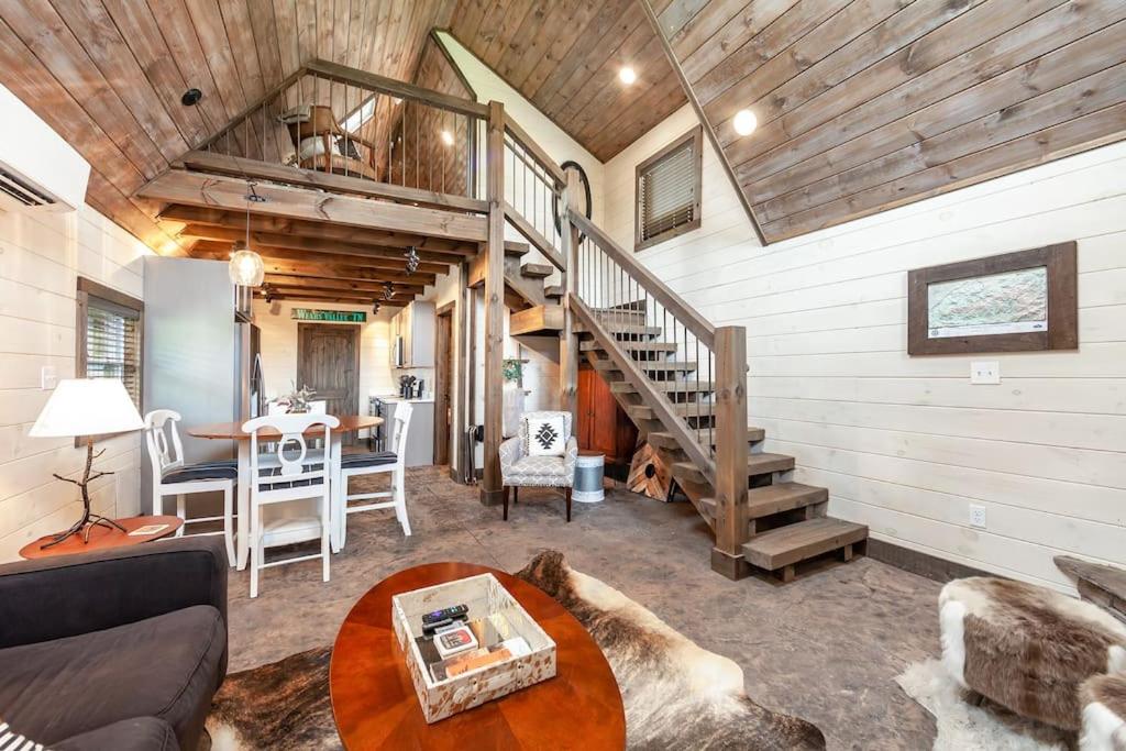 Romantic A-frame - LikeNew - HotTub - Firepit - NearGSMNP (Sevierville)