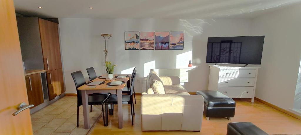 Picturesque - 1 Bedroom Central Top Floor Apartment