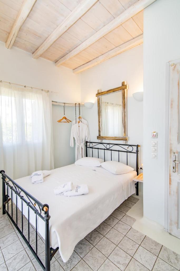 Vincenzo Family Rooms (Tinos Town)