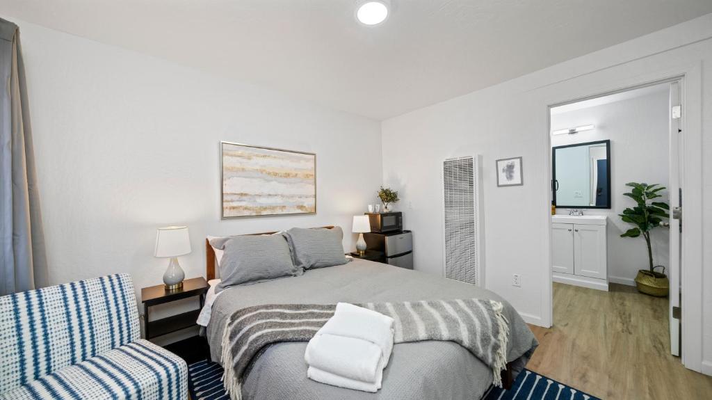 AL Unit 3 - NEWLY Renovated room - Walk to Ski