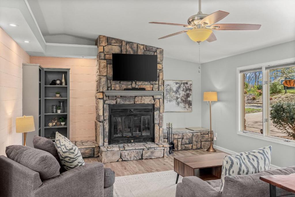 Charming Getaway near Tweety Bird Trail Backyard (Bella Vista)