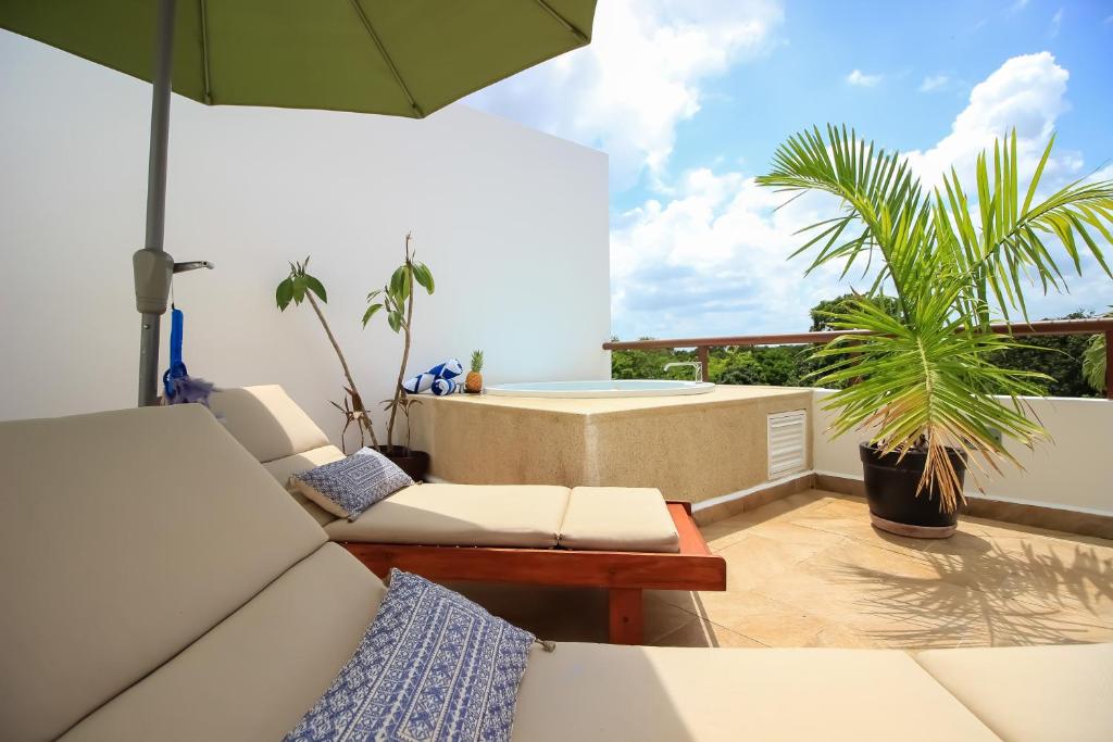 2Story Penthouse with Hot Tub Panoramic Jungle Views Charming Balcony in Bahia Principe