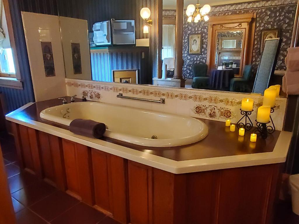 The Weis Mansion Bed and Breakfast (Waterloo)