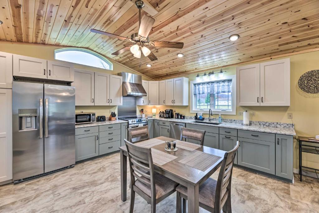 Modern Marlinton Home with Hot Tub and Mtn Views! (Marlinton)