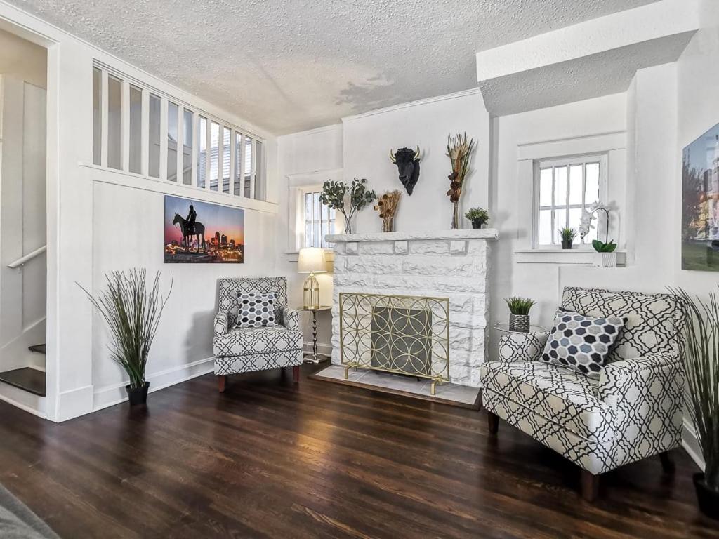 Newly Renovated Plaza Beauty-Three King Bedrooms
