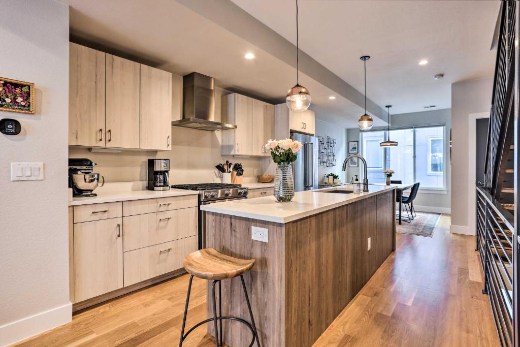 Upscale Retreat with Rooftop Walk to Mile High