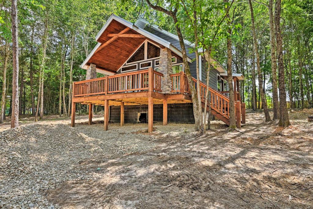 Broken Bow Couples Retreat with Fire Pit and BBQ! (Broken Bow)