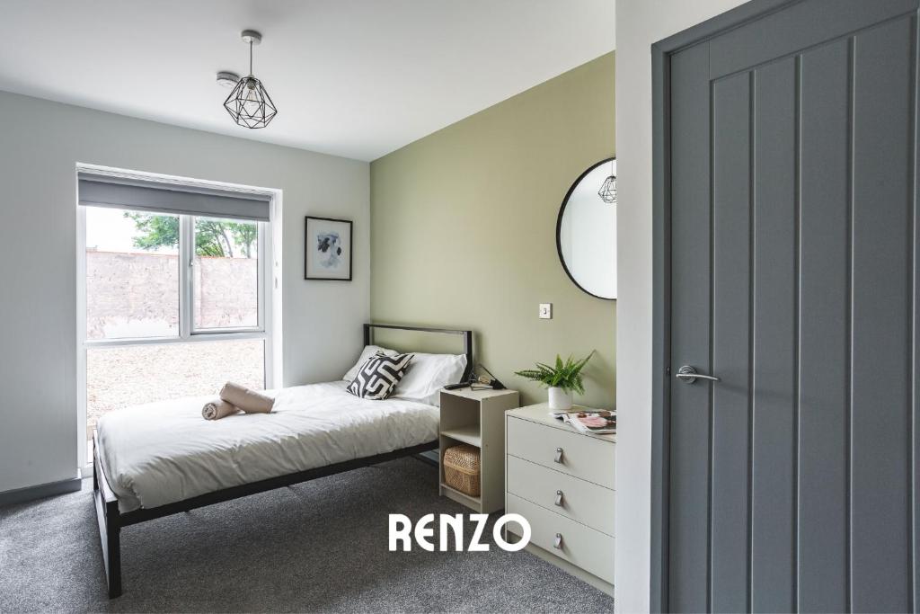 Bright and Spacious 1 Bed Apartment with Free Parking