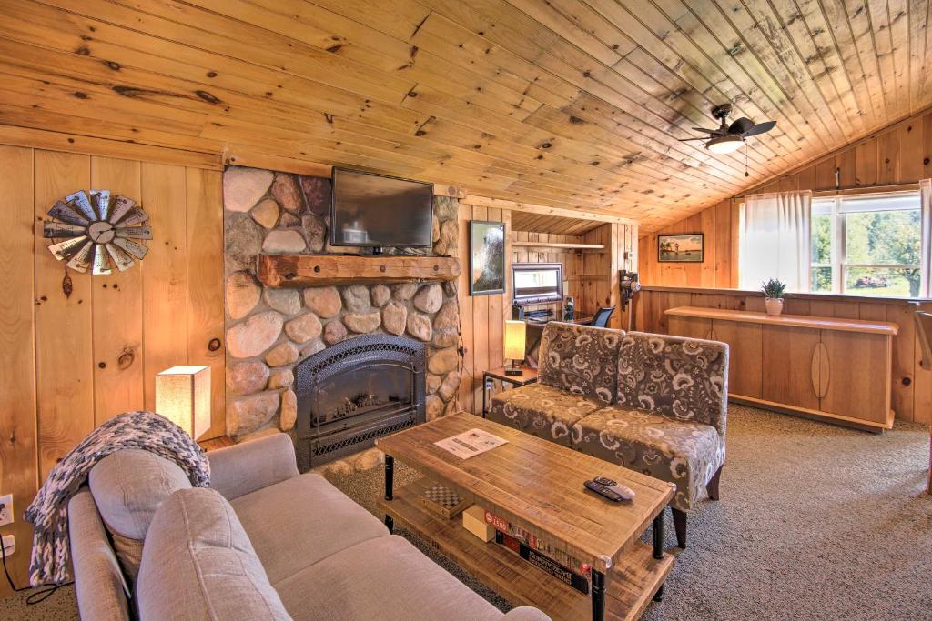 Quaint Gilford Apt with Fire Pit and Pool Access! (Gilford)