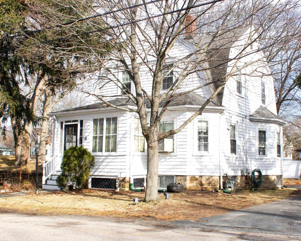 The Naughton Guest House-close to Boston