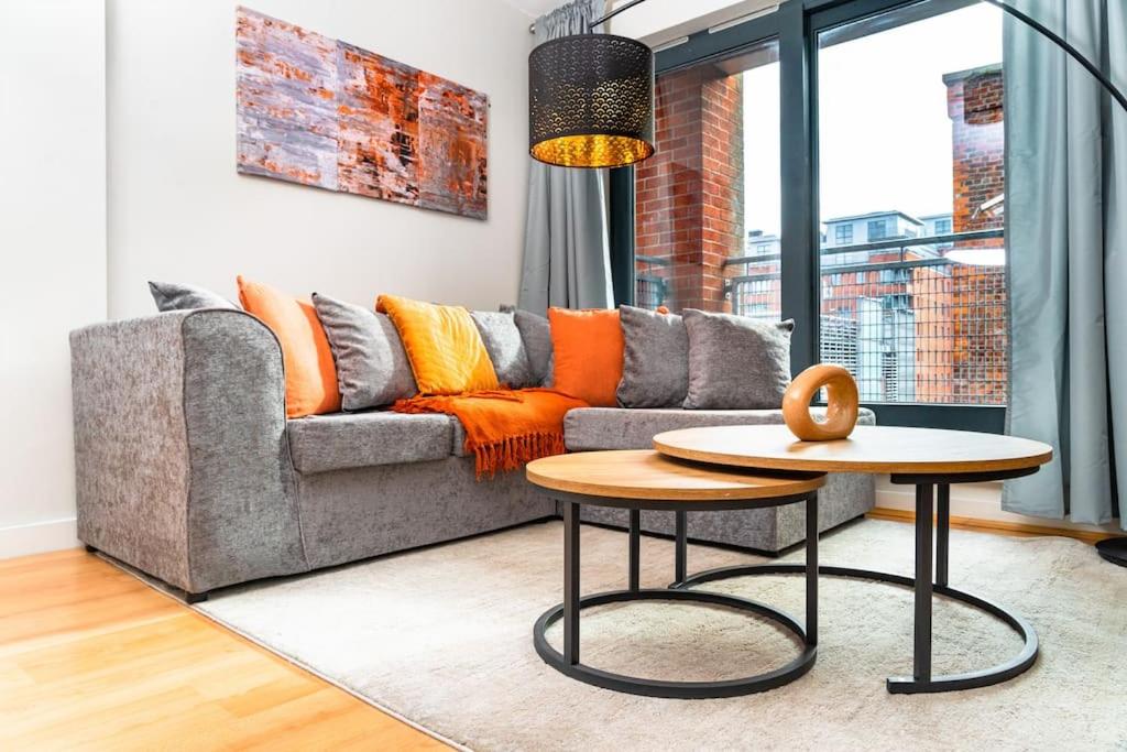 Stylish 2 bedroom central apartment with parking