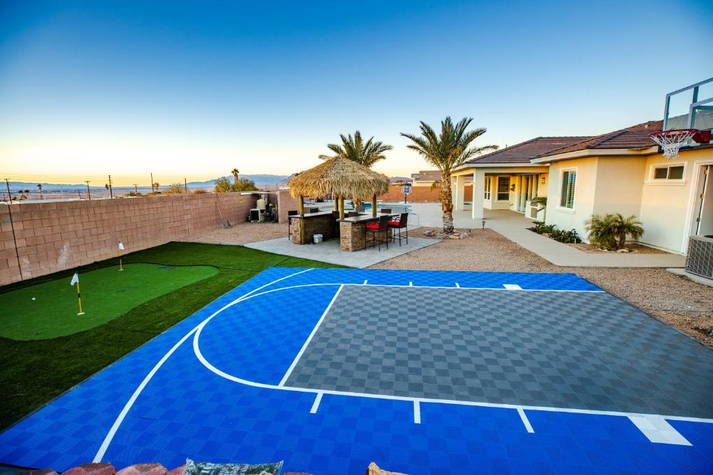 3400 SqFt House W/40Ft Heated Pool/Spa- Strip View