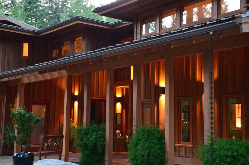 Shades of Jade Inn & Spa (Roberts Creek)