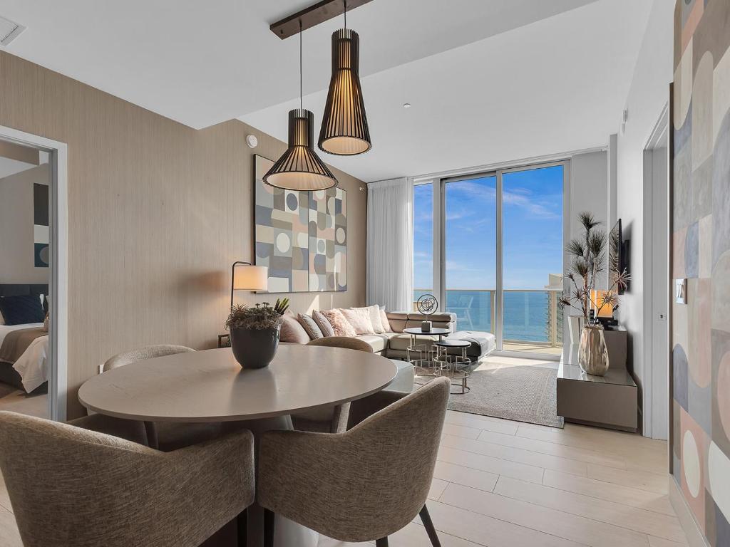 5 Star Hollywood PENTHOUSE BREATHTAKING Ocean View Brand New 2BR BTH