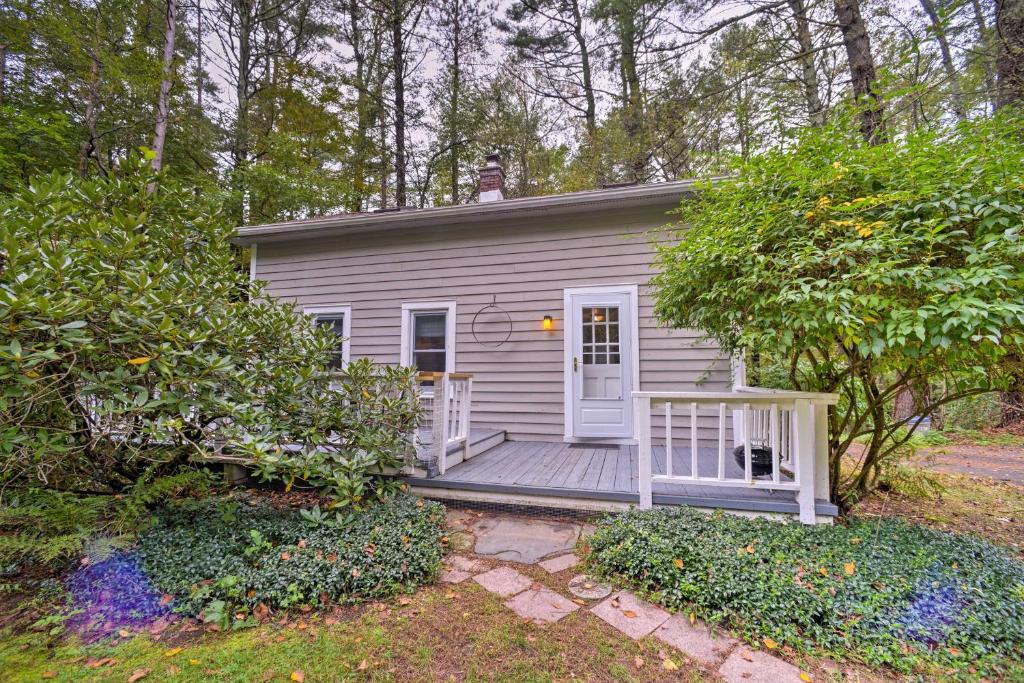 Updated and Pet-Friendly Cabin By Hikes and Woodstock! (Bearsville)