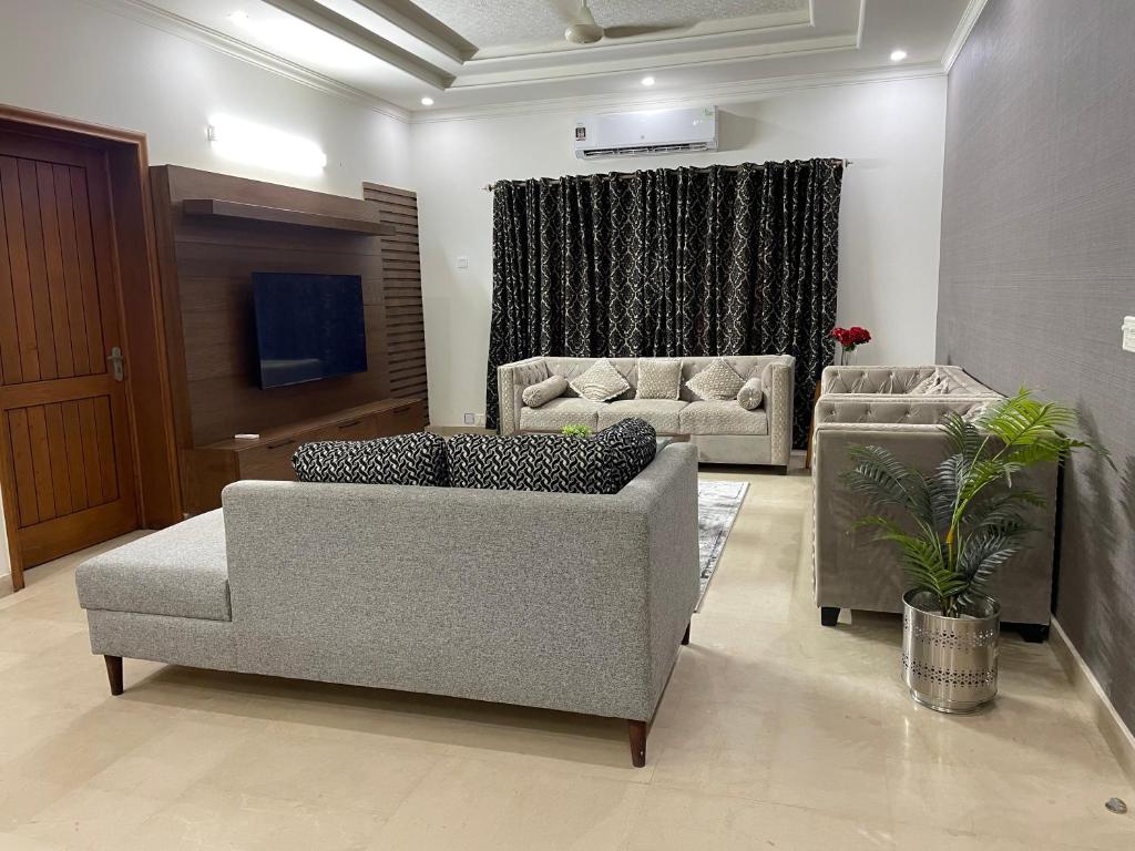 Cheerful 2-Bedroom Home Upper Portion with Parking