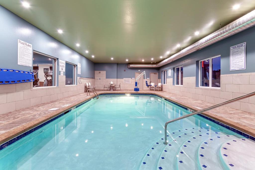 Holiday Inn Express & Suites - Columbus - Worthington