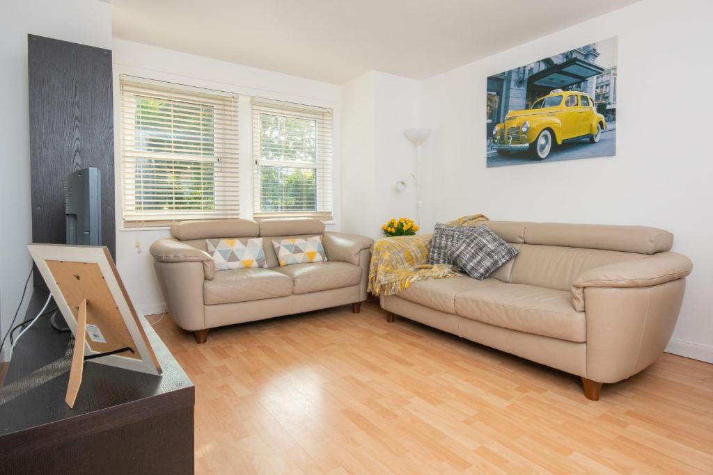 Find DWELLCOME HOME Ltd site for 10oo10 assurance from past guests - Immaculate Central 2 bedroom King & Double 1st floor Apartment with free allocated auto barrier off street parking