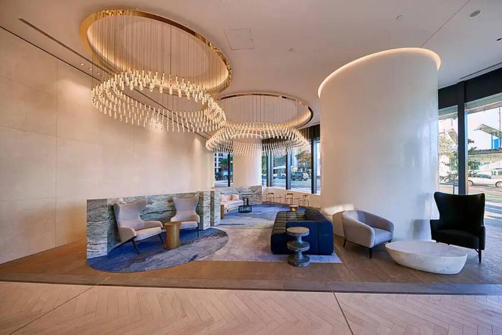 1404 Sophistication and Luxury on the Brisbane River by Stylish Stays