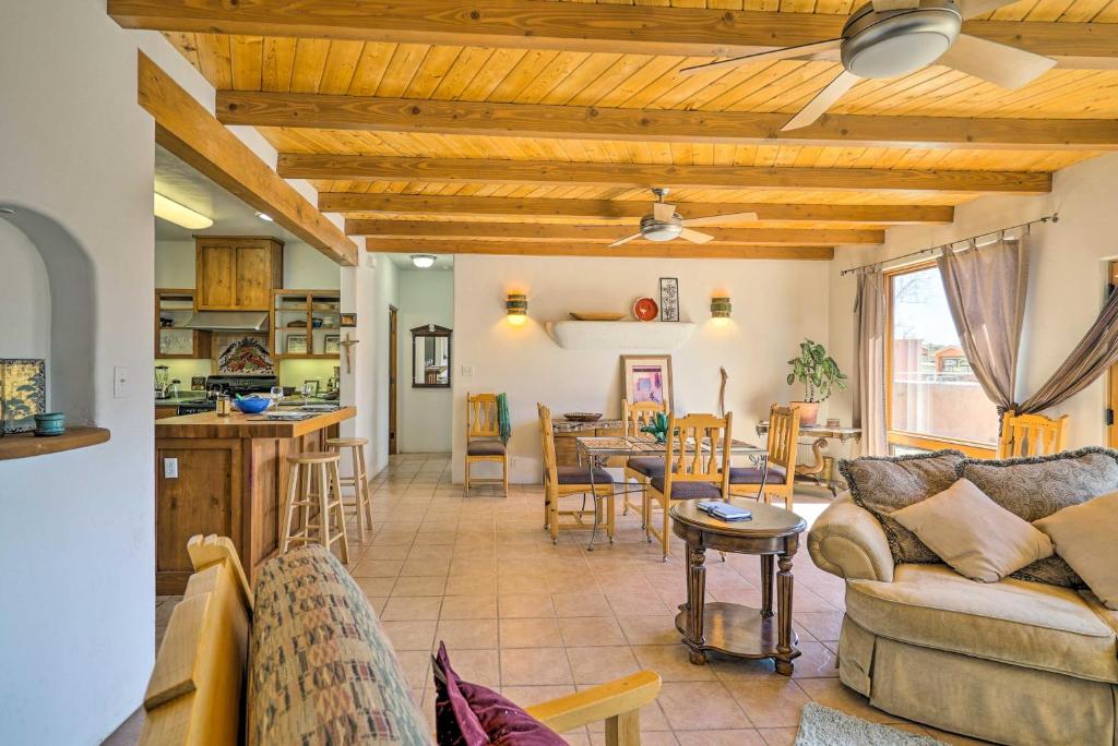 Adobe Home with Screened Patio about 3 Miles to NMSU!