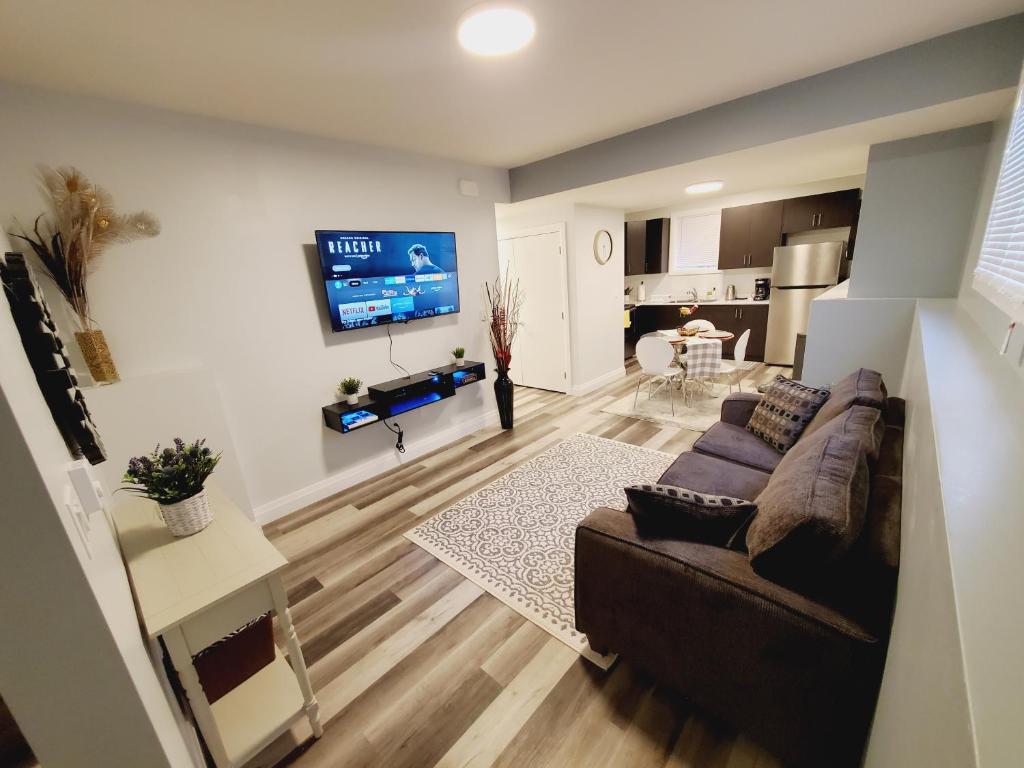 2 Bedroom modern apartment. Home Away From Home!