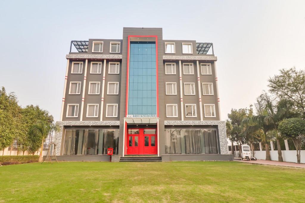 Super OYO Townhouse 76476 Jashn (Chinhat)