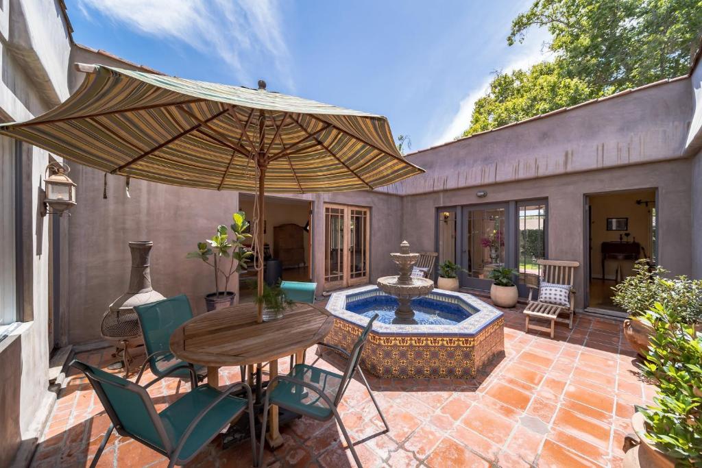 1925 Spanish Villa Retreat near Disneyland in Historic Park Santiago home (Santa Ana)