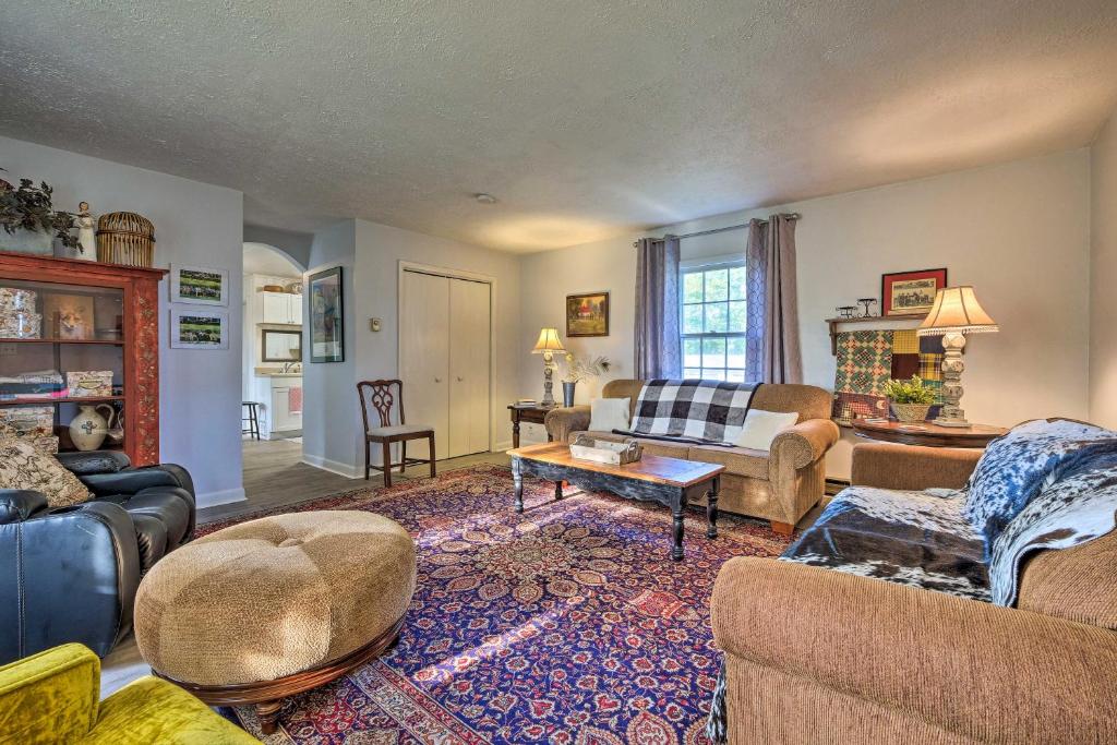 Homey Horse Farm Hideaway about 6 Mi to KY Horse Park!
