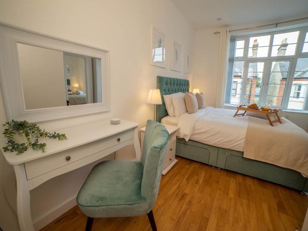 Vibrant City Centre - King Bed Apartment