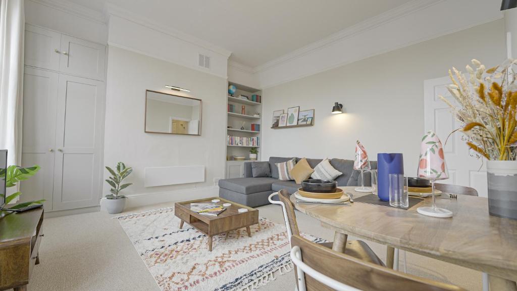 Burlington Mansions - Stunning Coastal Apartment