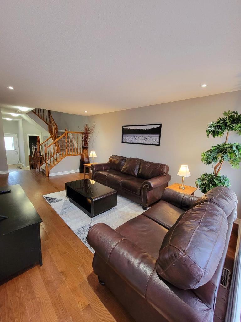 3 bedroom Town house just 20 min from Ottawa down town and airport