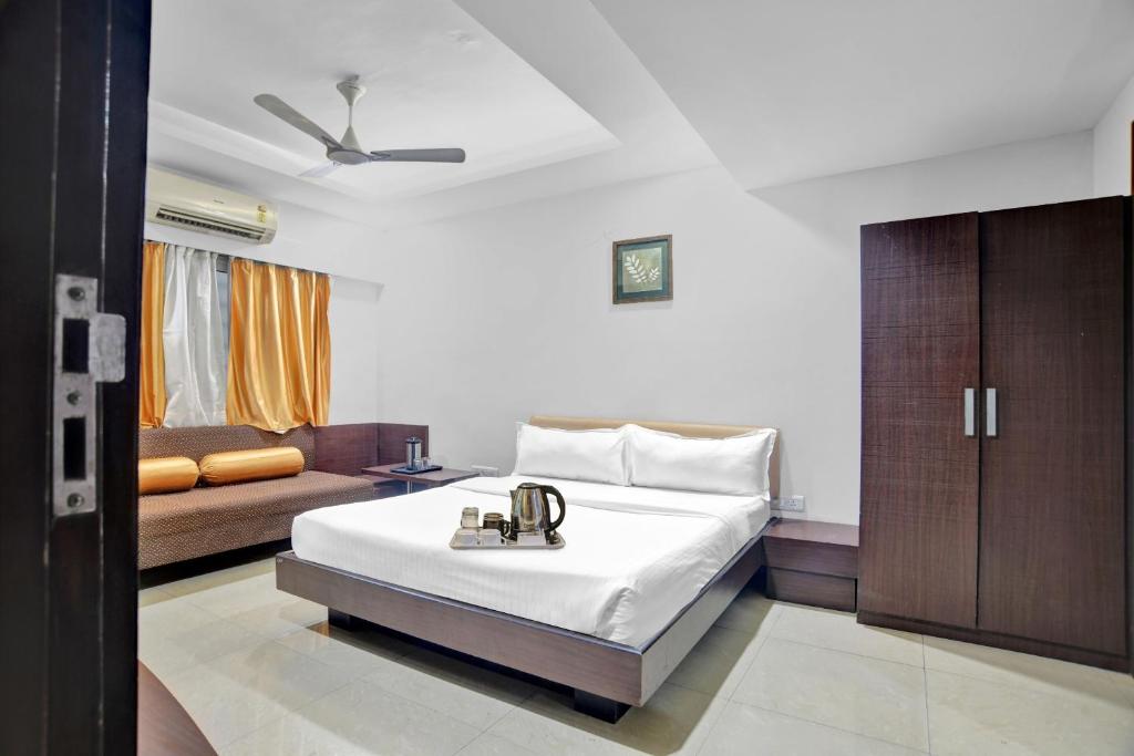 OYO Townhouse 704 Hotel Divya Palace