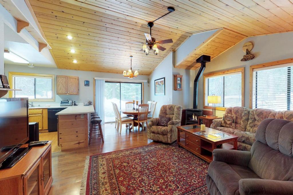 Delightful Donner Main House (Truckee)