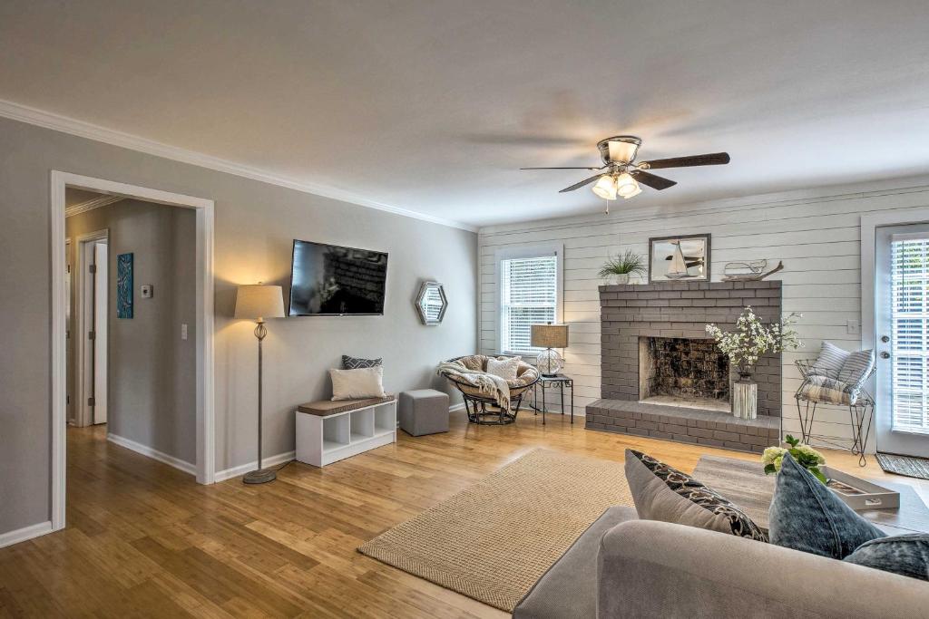 Modern Southern Comforts Home-7 Mi to Charleston