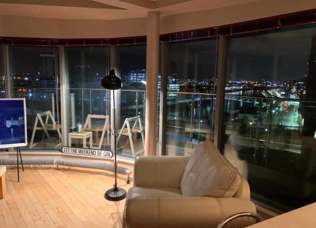 Designer Penthouse with Riverviews - G1 Glasgow City Centre