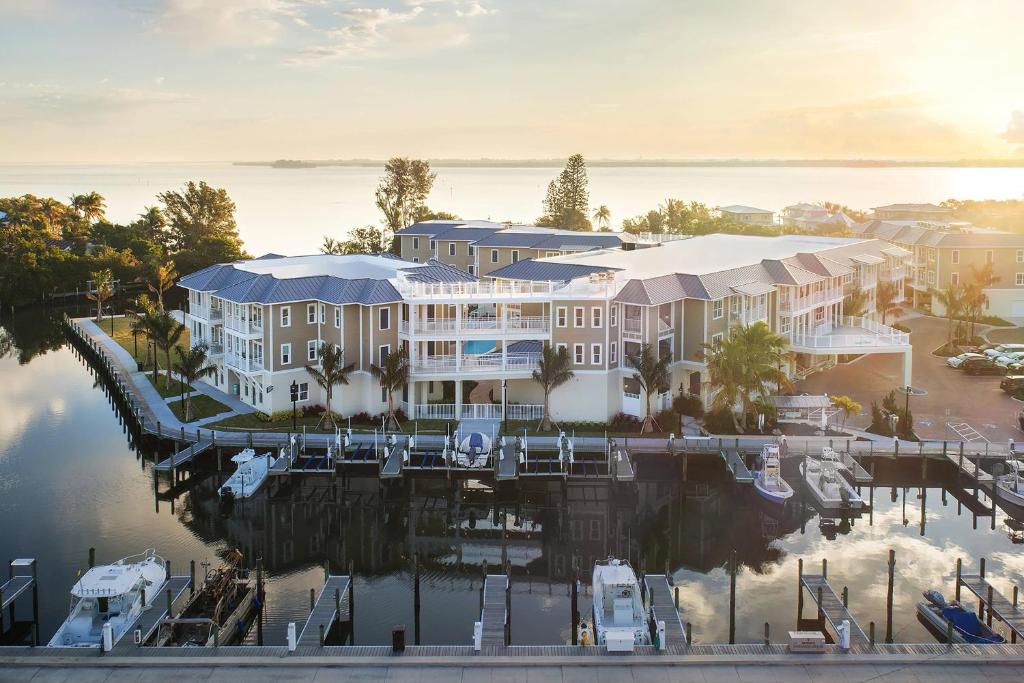 Waterline Marina Resort & Beach Club (Holmes Beach)