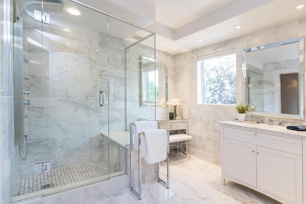 Luxe Oasis Retreat: LG Grp