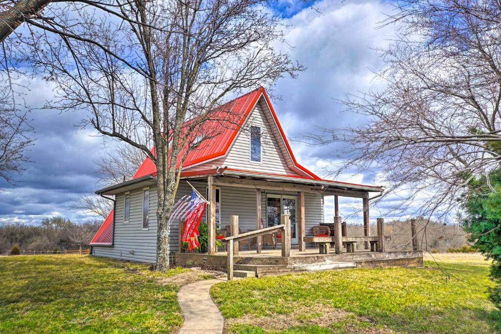 Vivid Cedar Ridge Cabin about 23 Miles to Wichita! (Augusta)