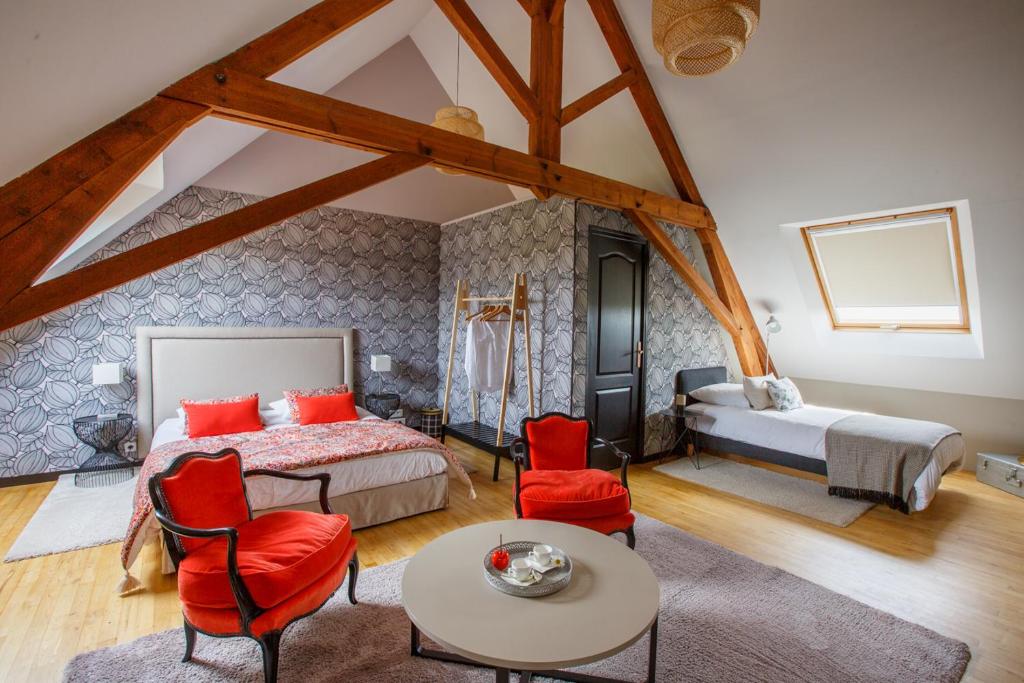 LE CLOS POULAIN Chambres d'Hôtes familiales avec grand jardin et cuisine d'été commune ou Gîtes cosy avec terrasses pour 2 près de Bayeux (Nonant)